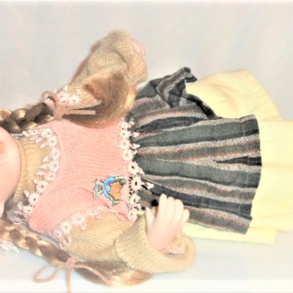 Venessa DOLL COLLECTION Collectors DREAM Series w/ Certificate Ceramic Doll - Picture 4 of 9